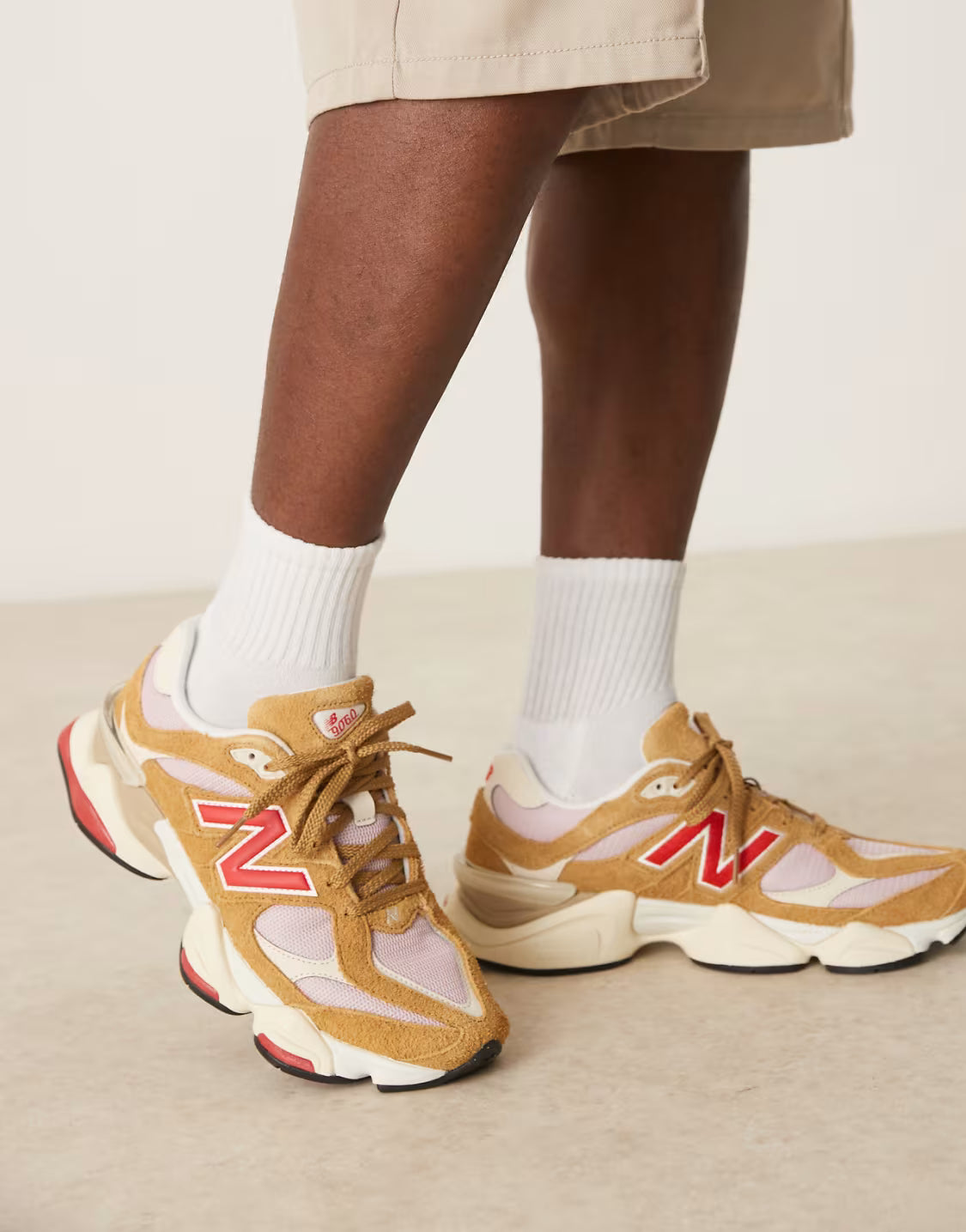 9060 unisex sneakers in multi with red details