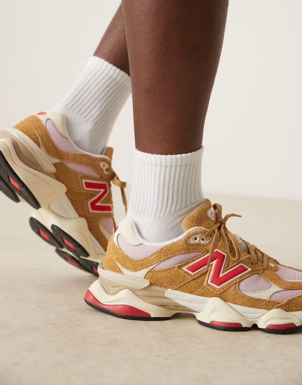 9060 unisex sneakers in multi with red details